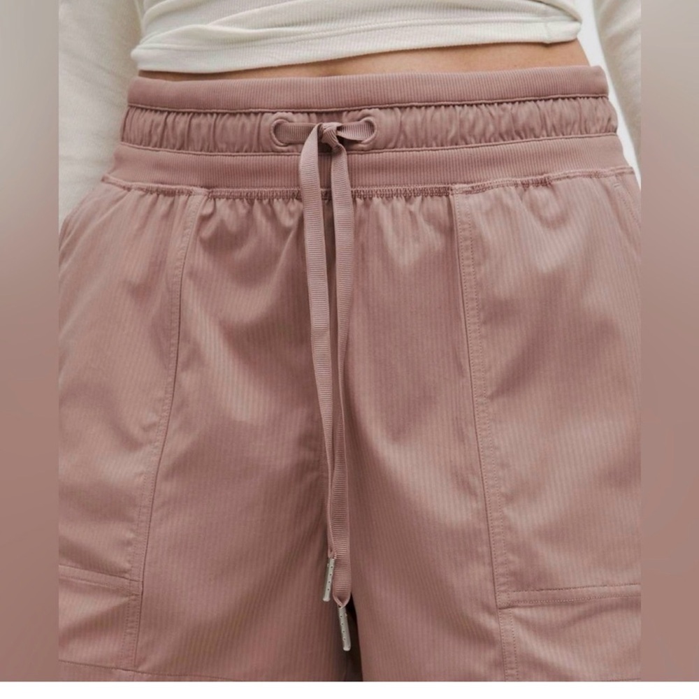 💕 Lululemon dance studio 3 1/2 inch Shorts in twilight Rose size 8 - Picture 2 of 9